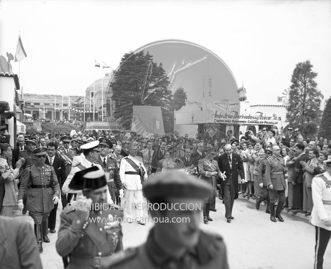 Franco visita la exposicion de Montjuich