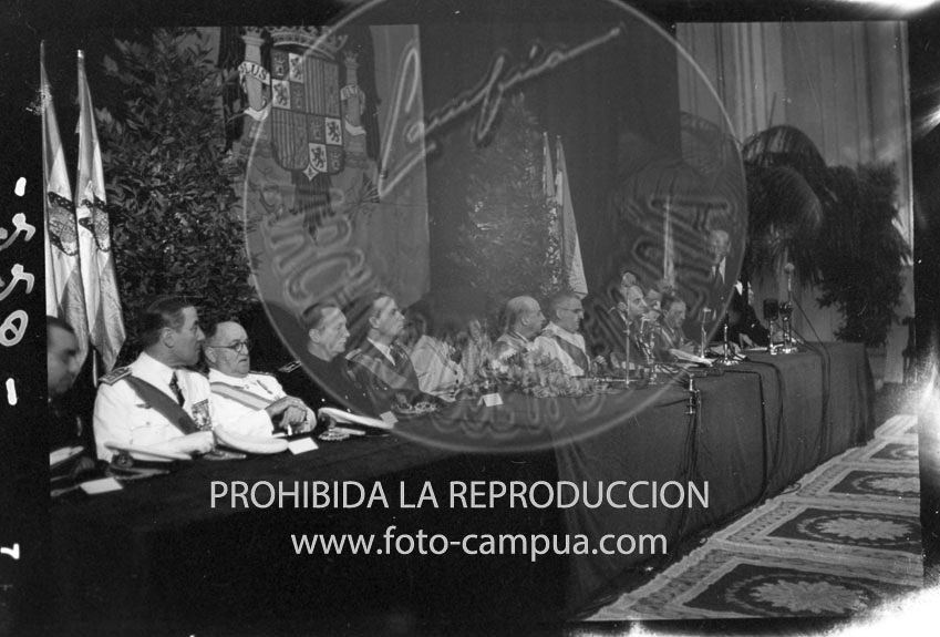 Franco visita la exposicion de Montjuich