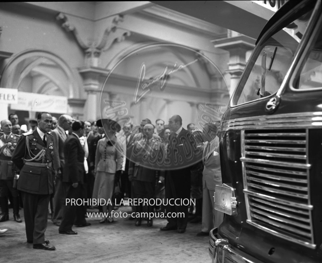 Franco visita la exposicion de Montjuich