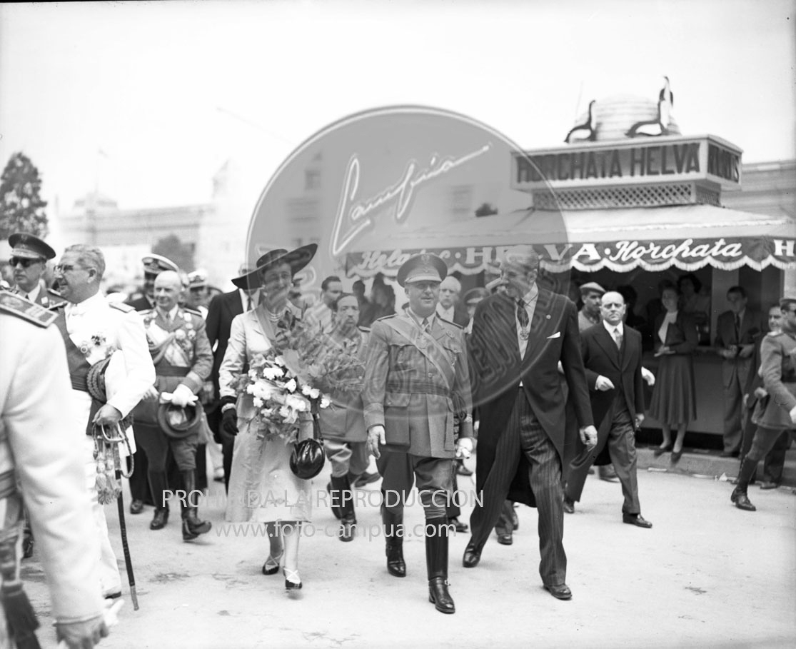 Franco visita la exposicion de Montjuich