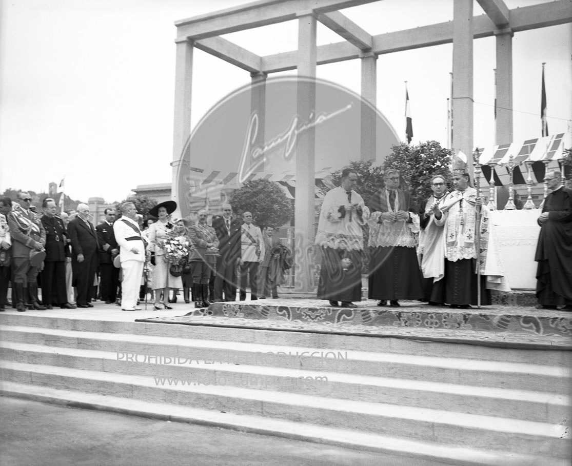 Franco visita la exposicion de Montjuich