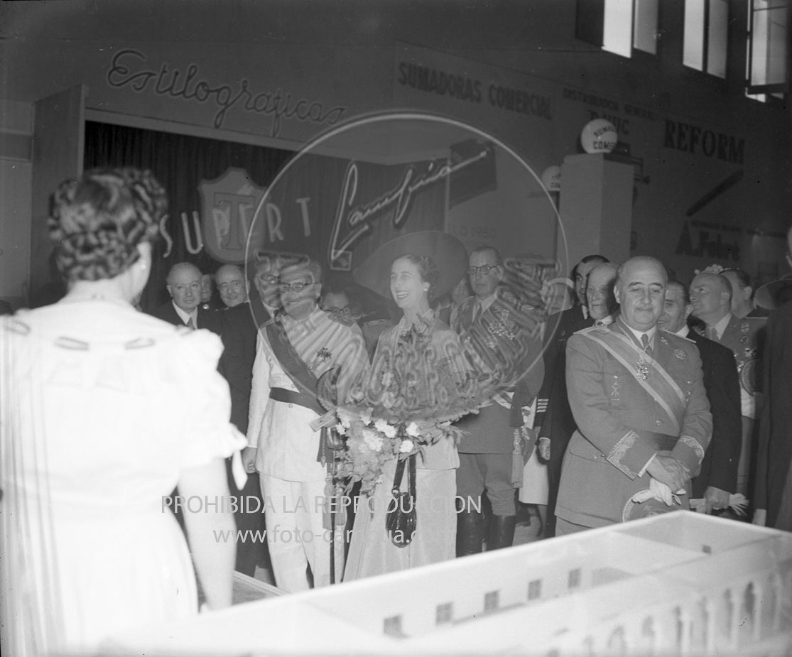 Franco visita la exposicion de Montjuich