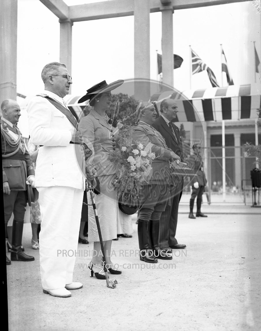 Franco visita la exposicion de Montjuich