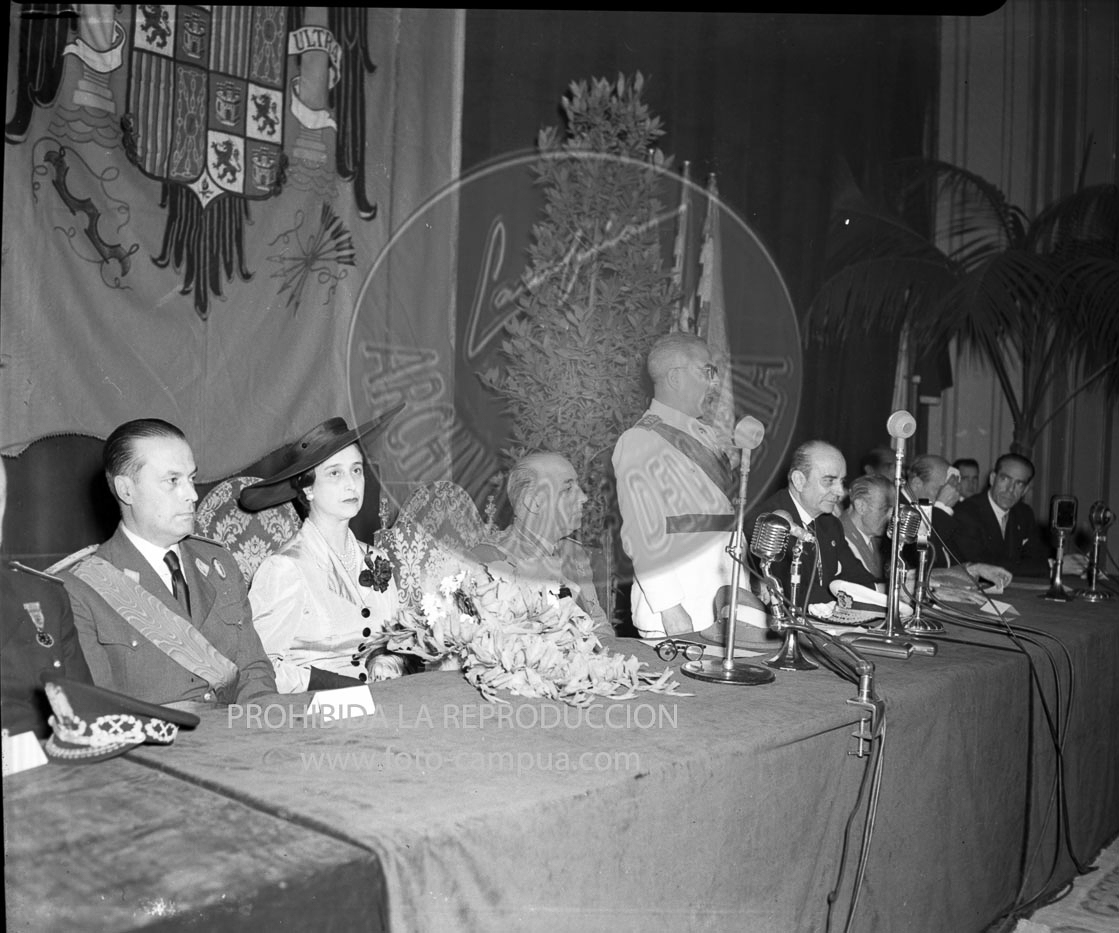 Franco visita la exposicion de Montjuich