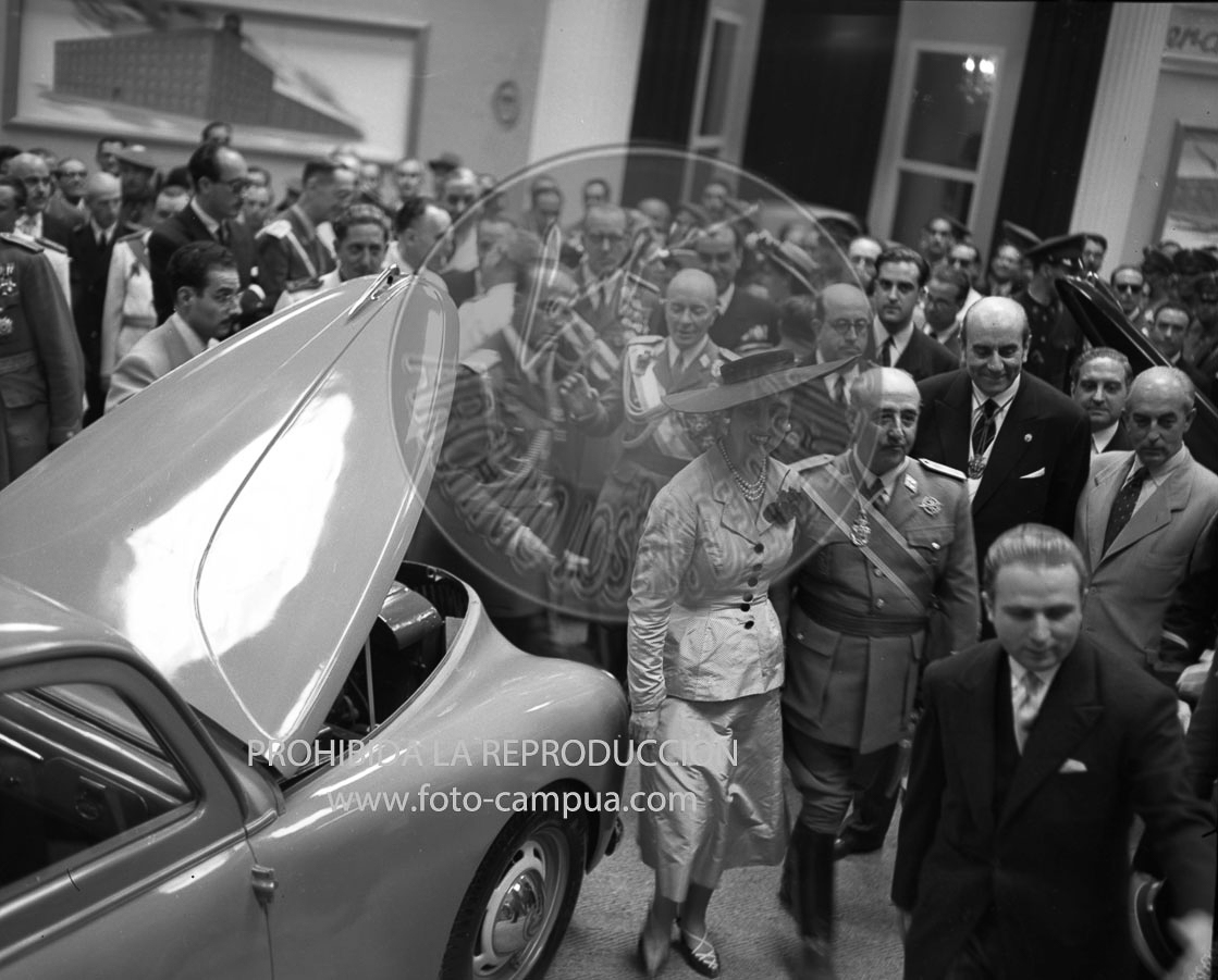 Franco visita la exposicion de Montjuich