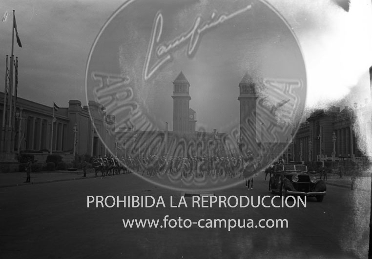 Franco visita la exposicion de Montjuich