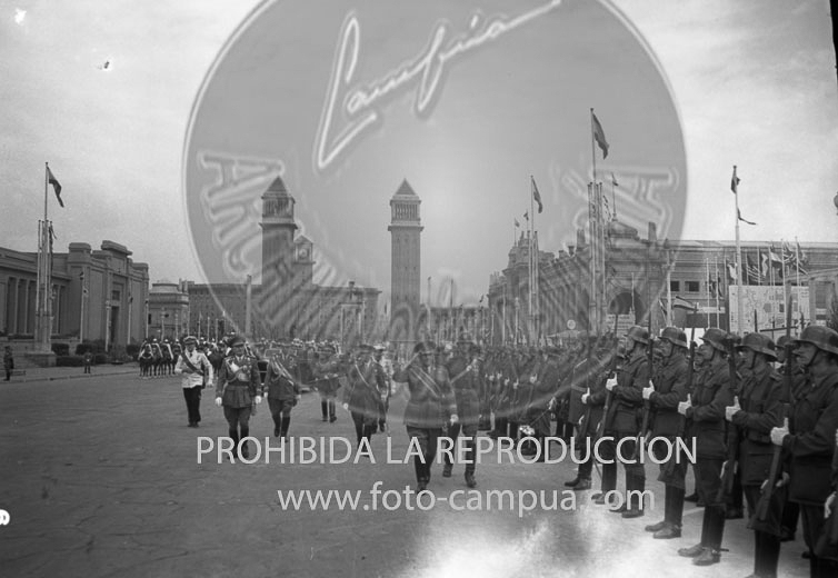 Franco visita la exposicion de Montjuich