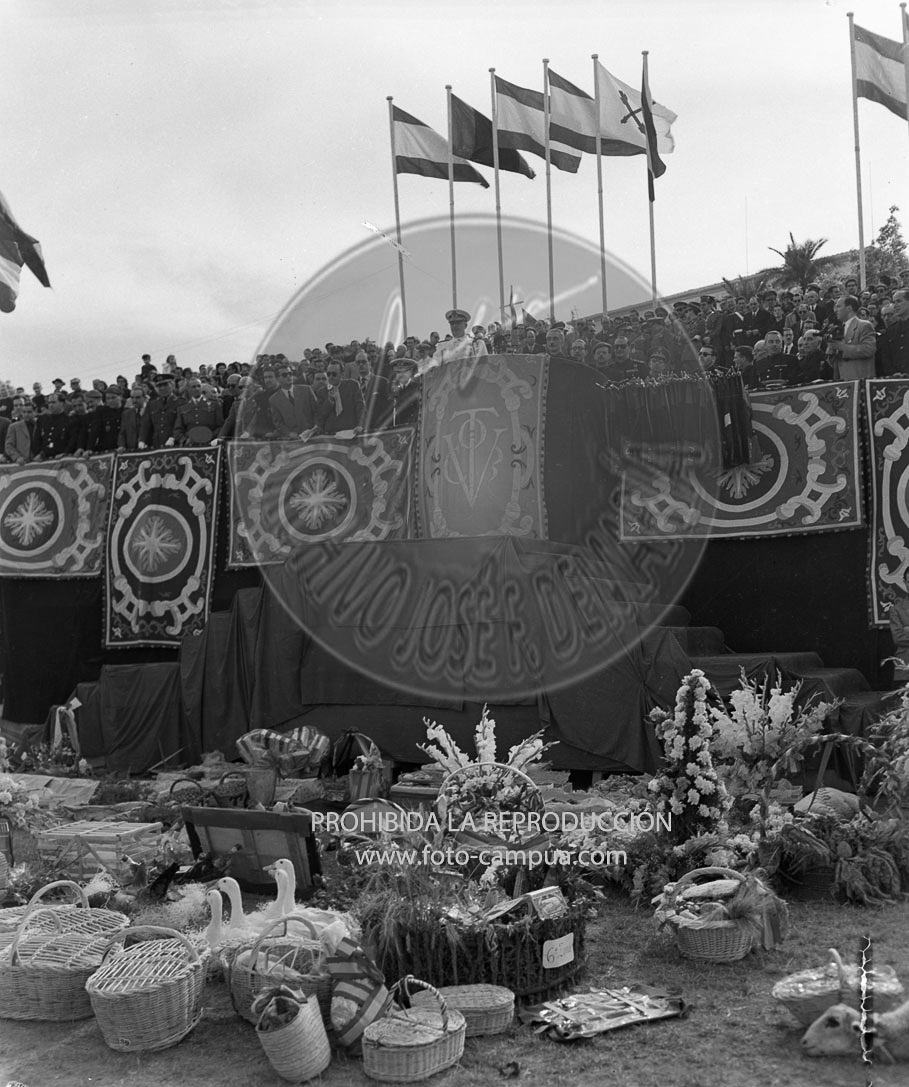 Homenaje de la OJE de Barcelona a Franco