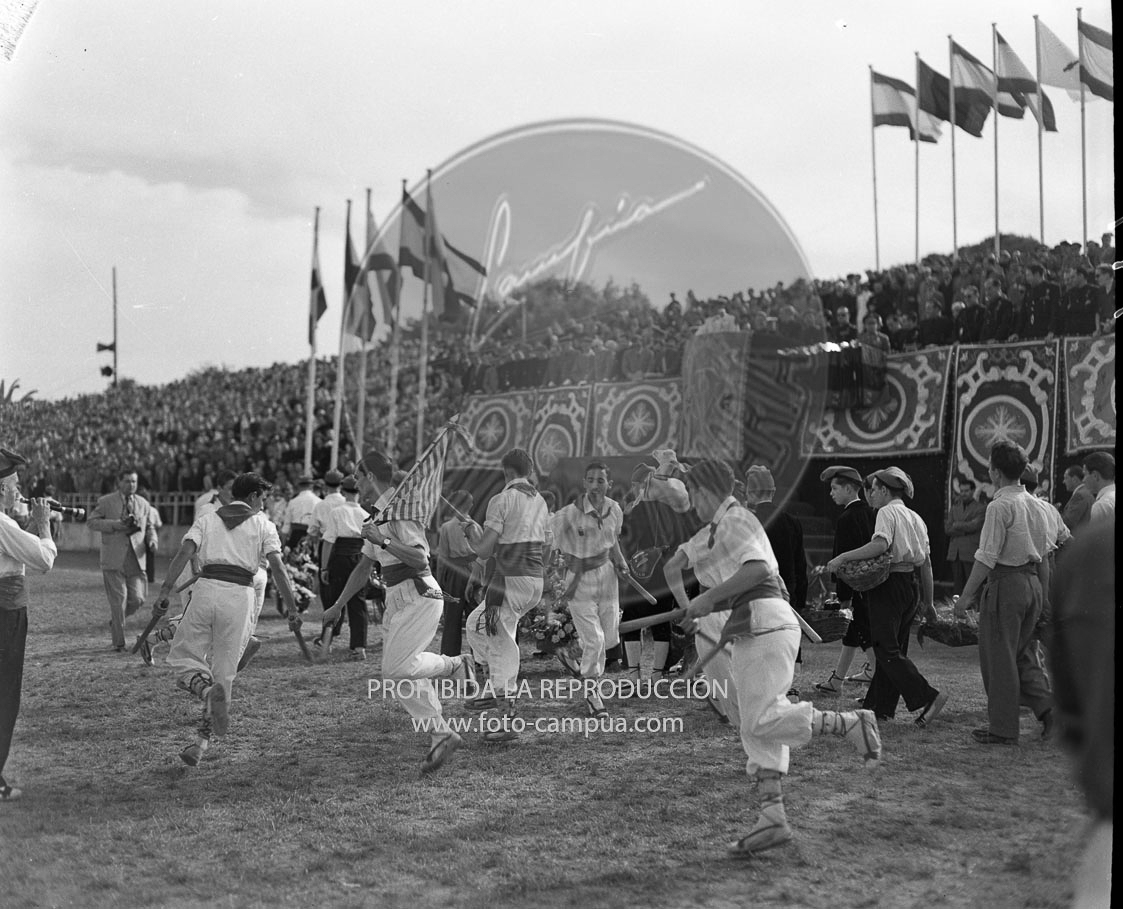 Homenaje de la OJE de Barcelona a Franco