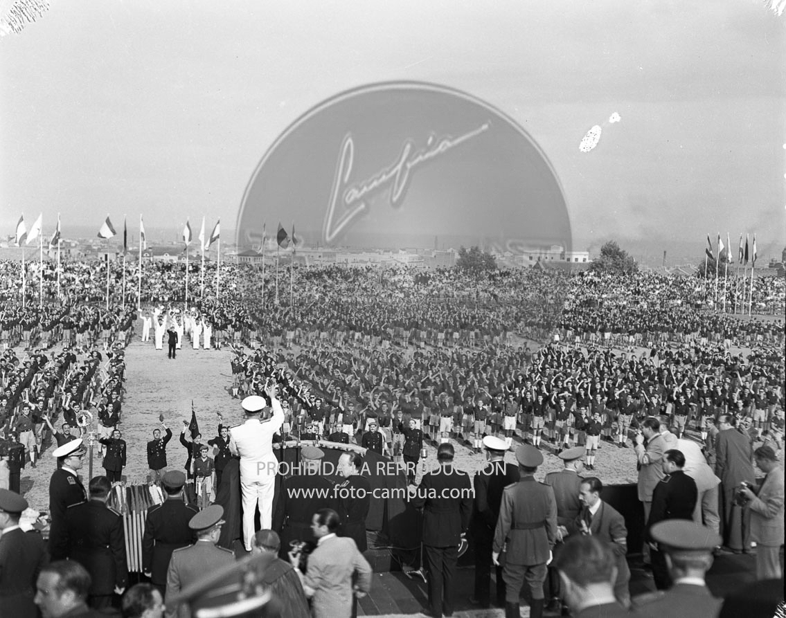 Homenaje de la OJE de Barcelona a Franco
