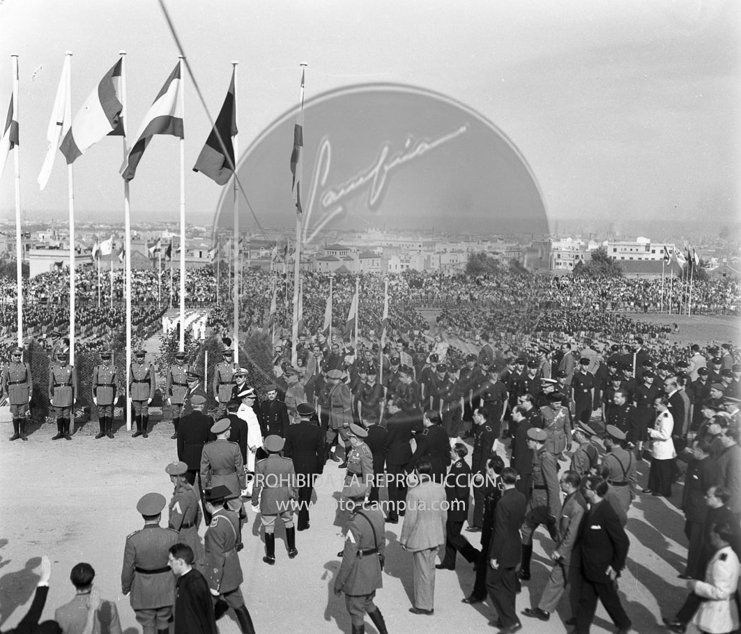 Homenaje de la OJE de Barcelona a Franco