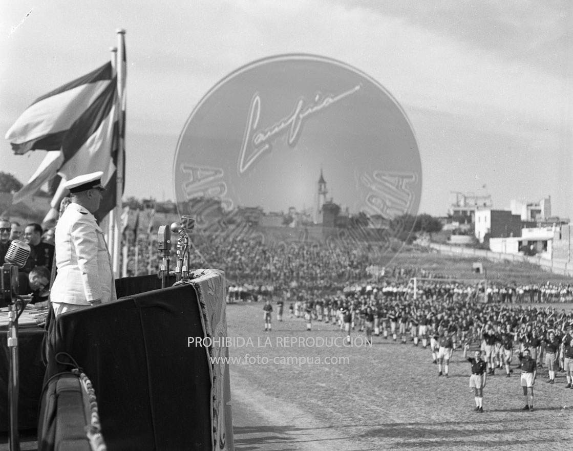 Homenaje de la OJE de Barcelona a Franco