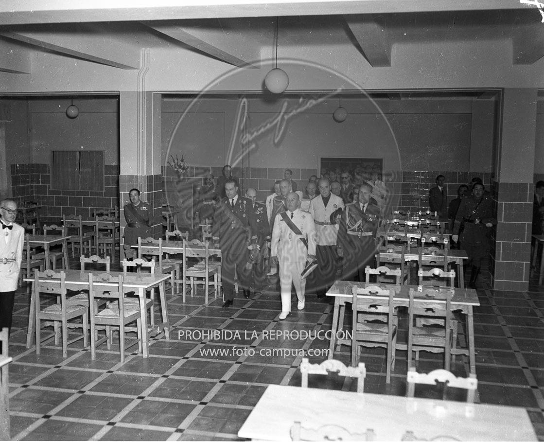 Franco inaugura una residencia de ancianos