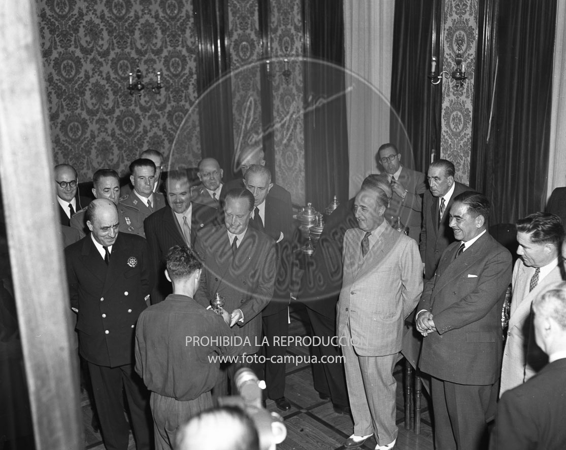 Entrega de trofeos en el C.N. La Coruña