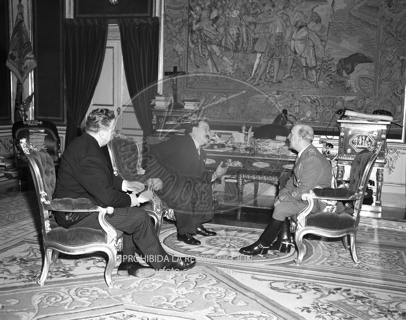 Franco recibe la  Gran Cruz de la Orden de Juan Pablo Duarte