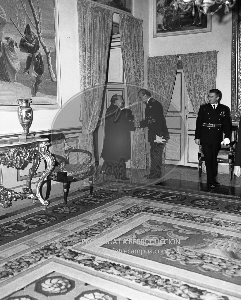 Franco recibe la  Gran Cruz de la Orden de Juan Pablo Duarte