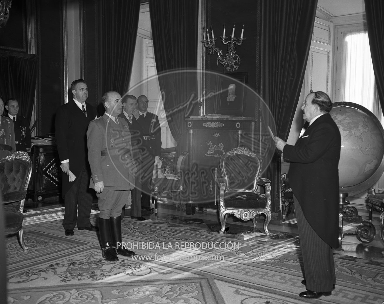 Franco recibe la  Gran Cruz de la Orden de Juan Pablo Duarte