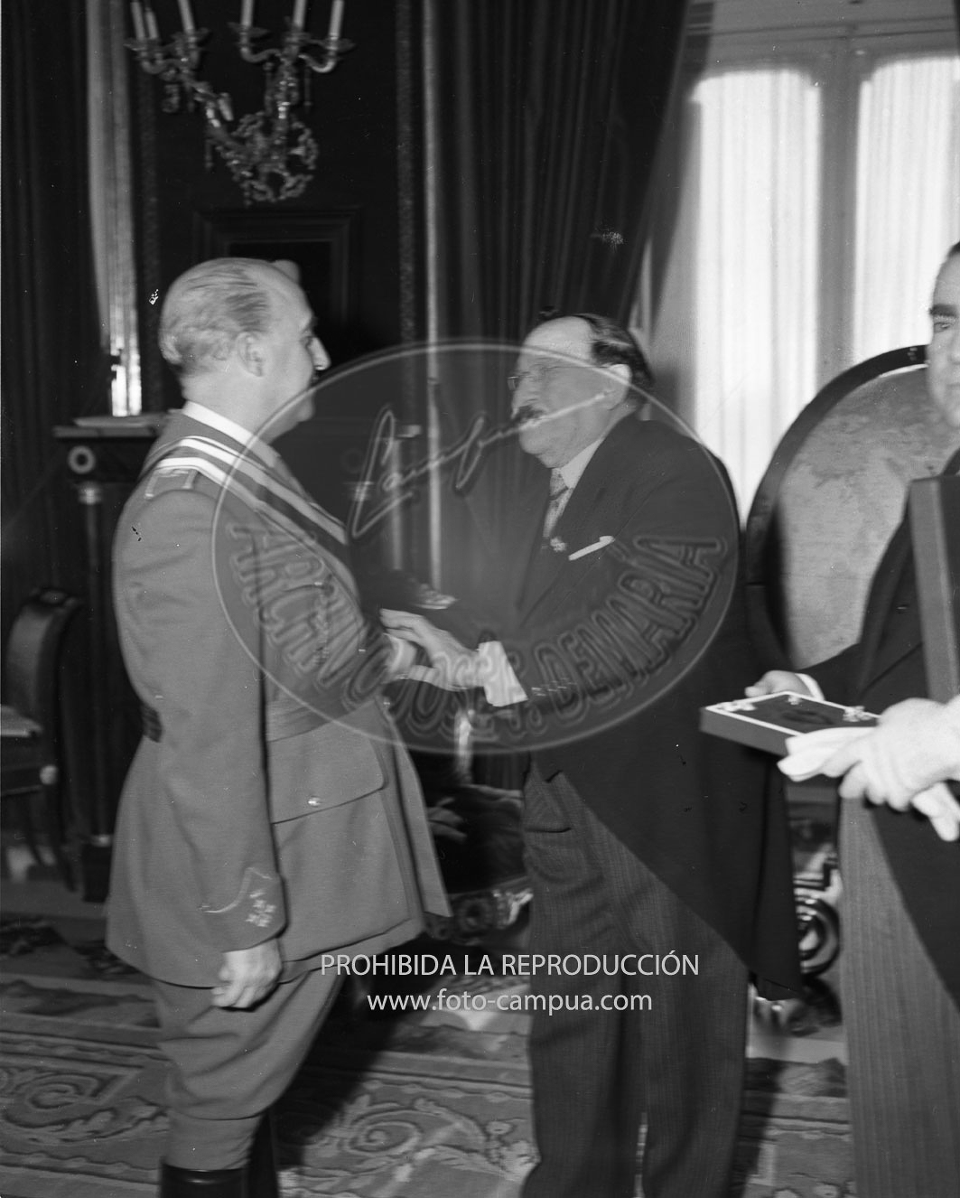 Franco recibe la  Gran Cruz de la Orden de Juan Pablo Duarte