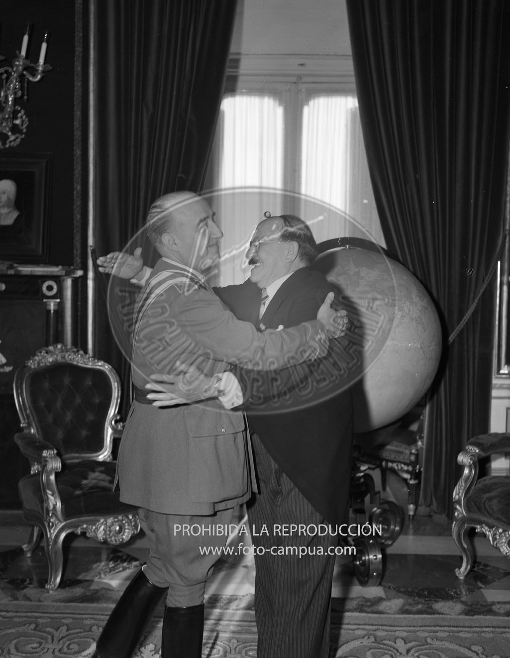 Franco recibe la  Gran Cruz de la Orden de Juan Pablo Duarte