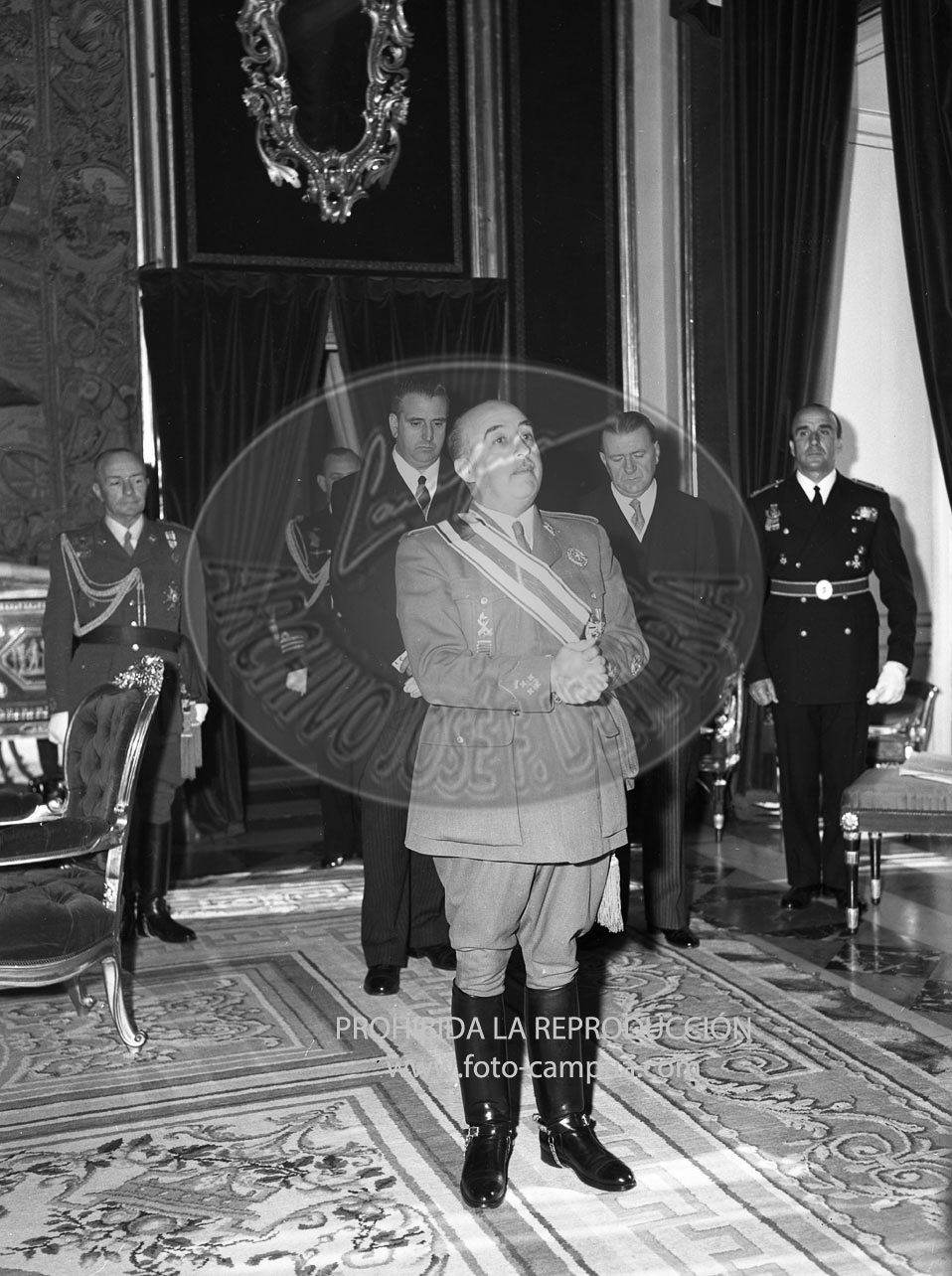 Franco recibe la  Gran Cruz de la Orden de Juan Pablo Duarte