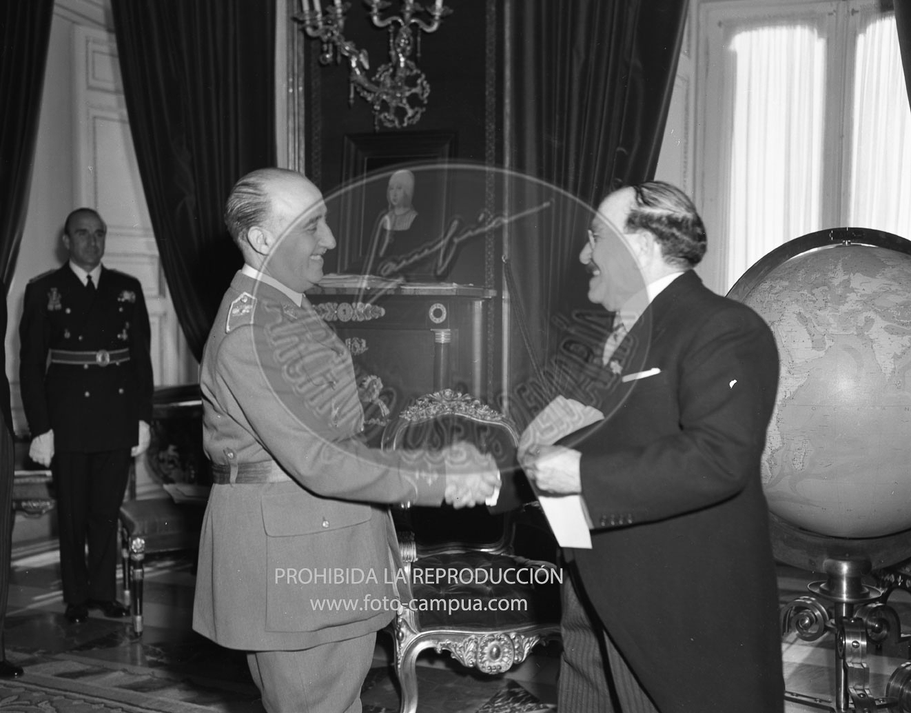 Franco recibe la  Gran Cruz de la Orden de Juan Pablo Duarte