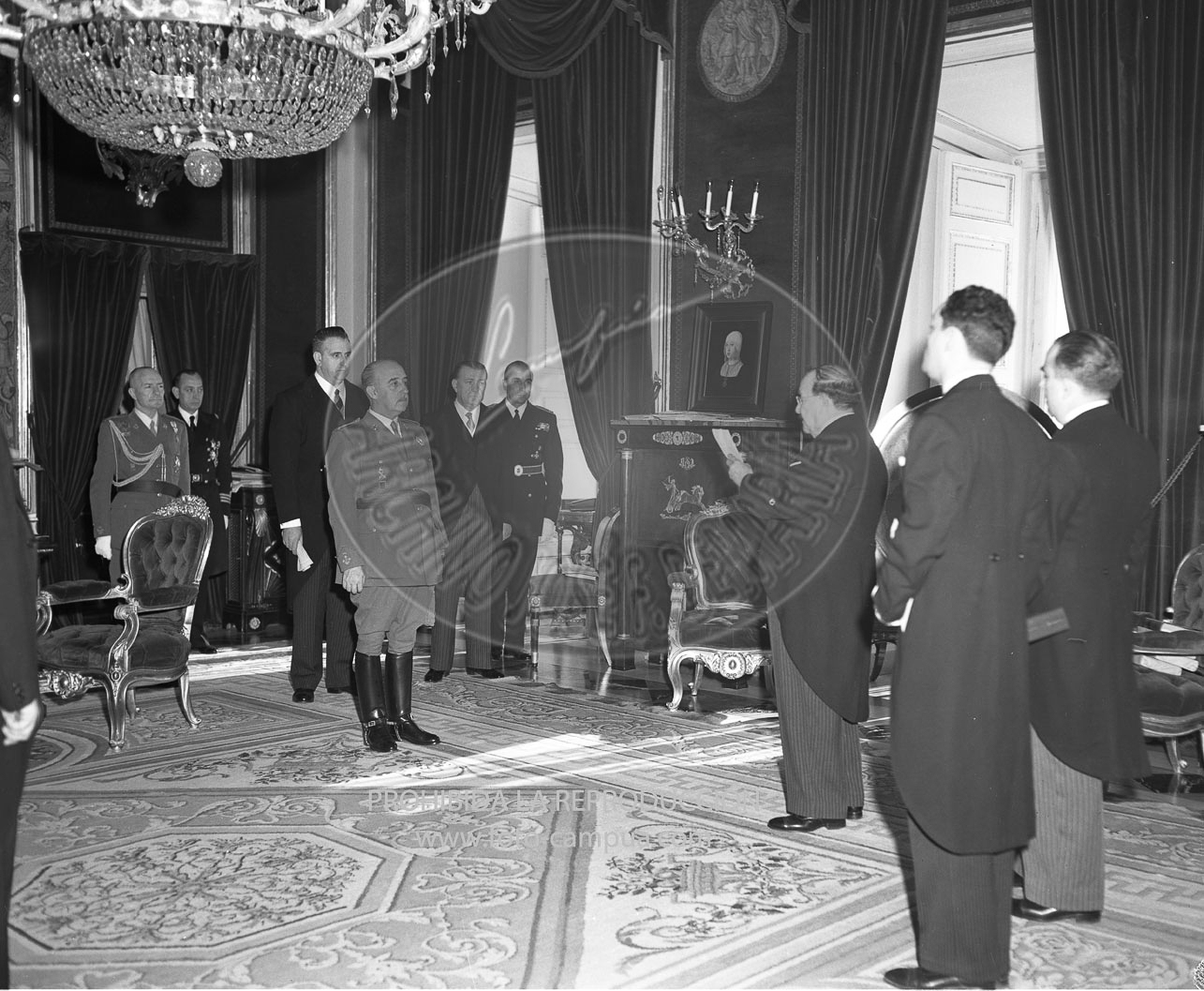 Franco recibe la  Gran Cruz de la Orden de Juan Pablo Duarte