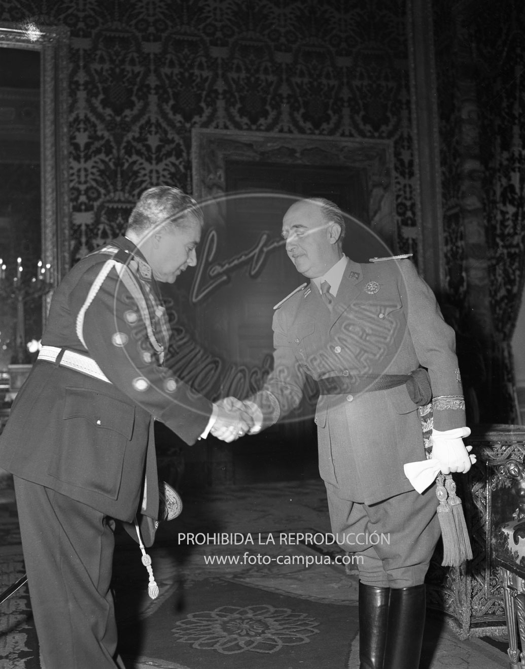 Franco recibe la Gran Cruz de la Orden Militar de Ayacucho