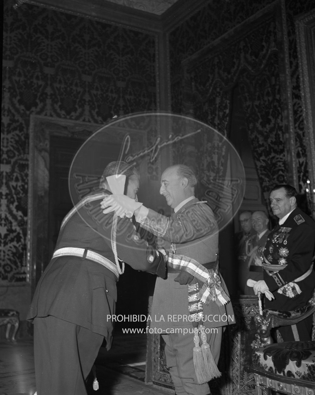 Franco recibe la Gran Cruz de la Orden Militar de Ayacucho