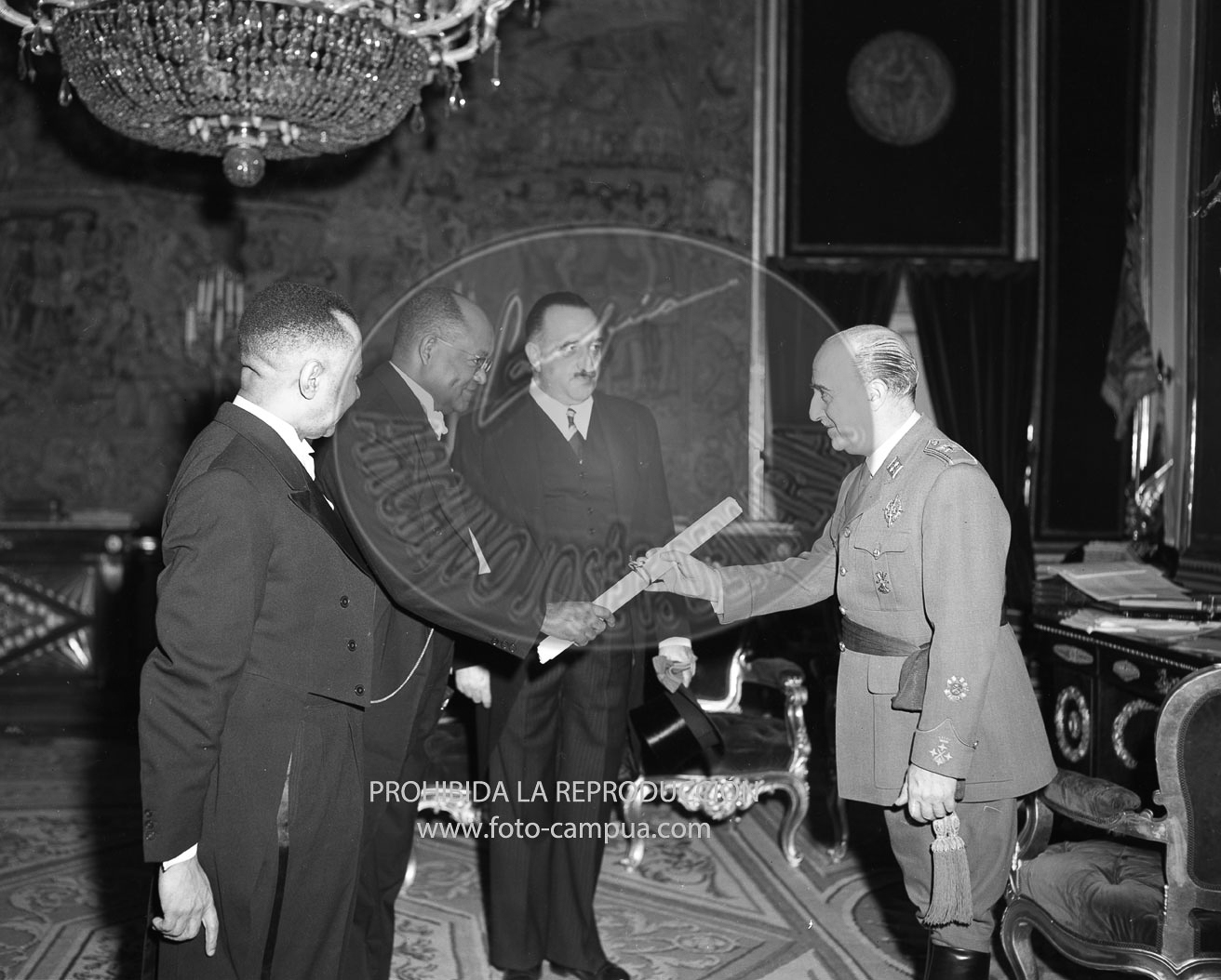 Franco recibe la Gran Banda de la Estrella de Africa