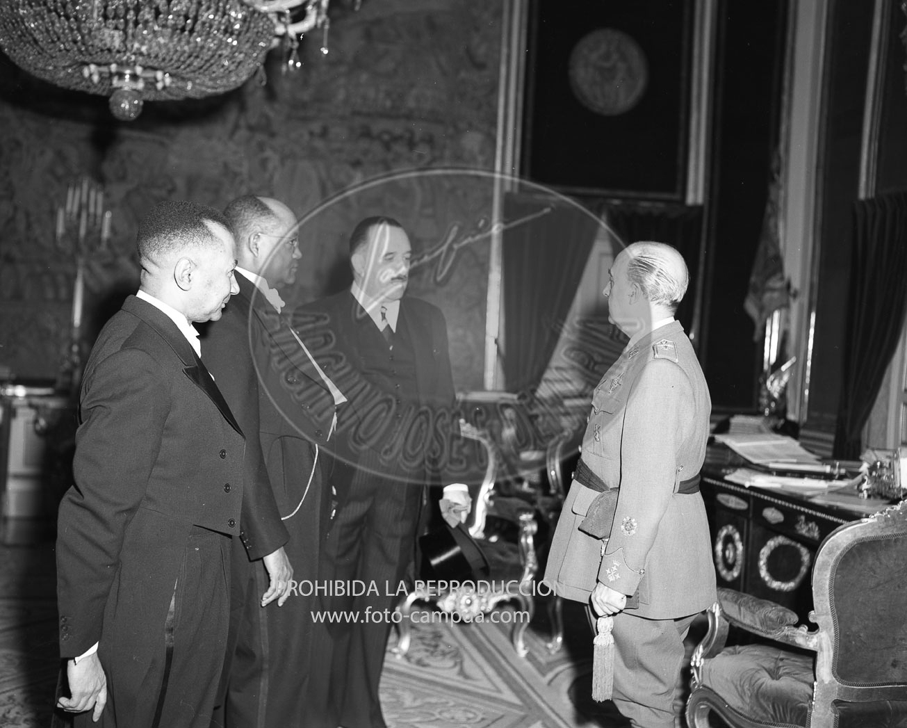 Franco recibe la Gran Banda de la Estrella de Africa