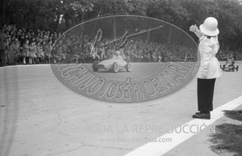 Carreras de coche de niños en El Retiro
