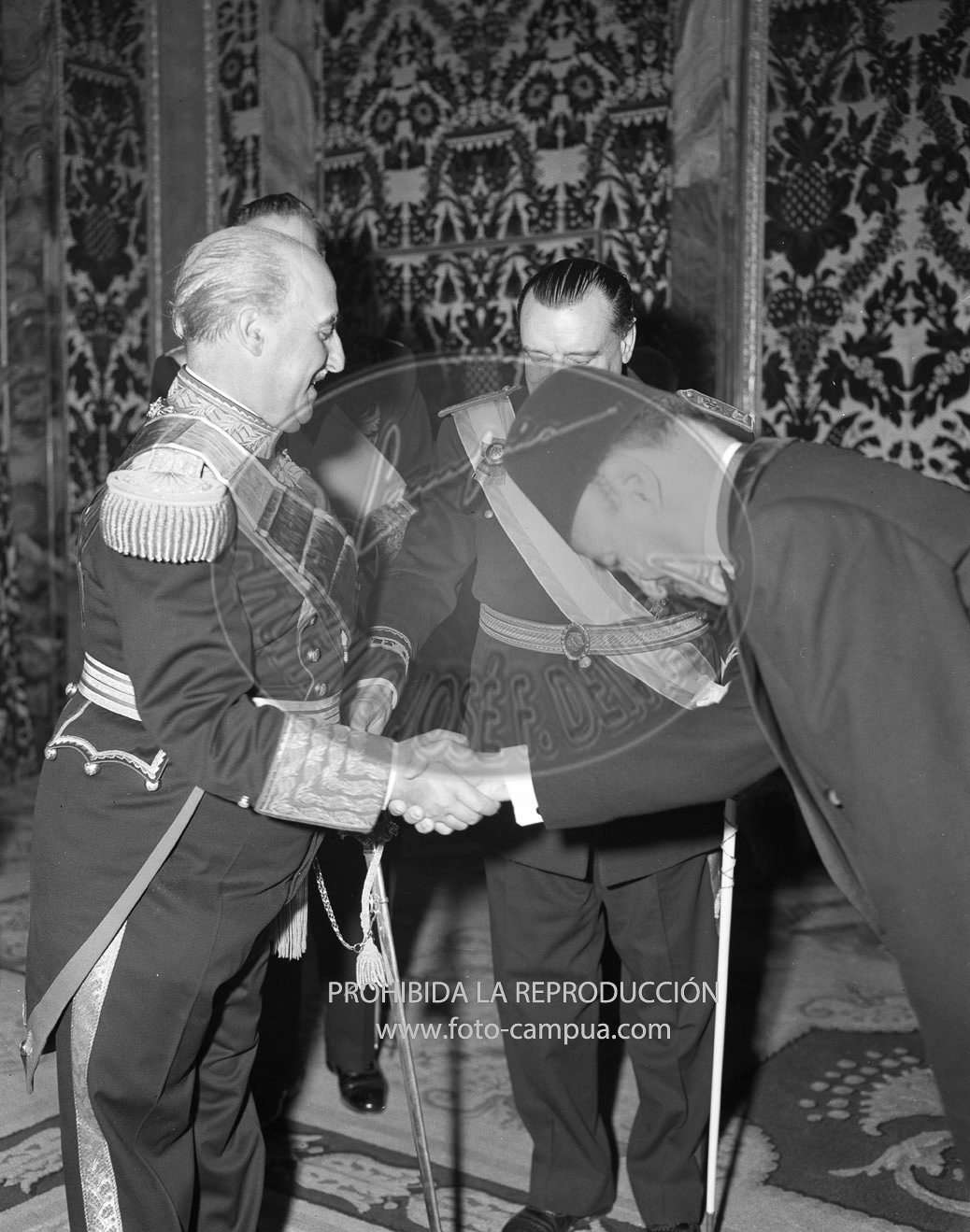 Franco recibe el Gran Collar de Fuad I
