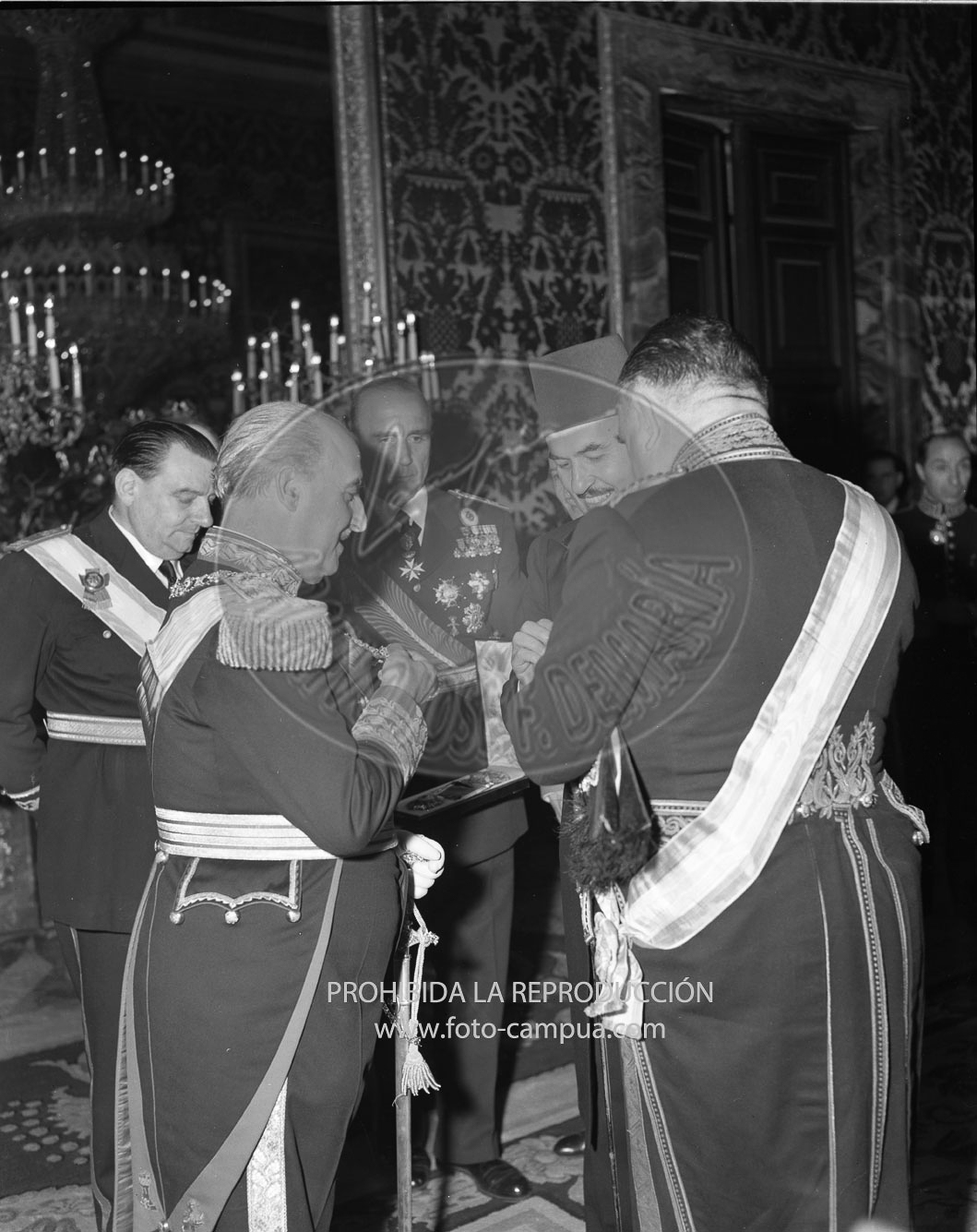 Franco recibe el Gran Collar de Fuad I