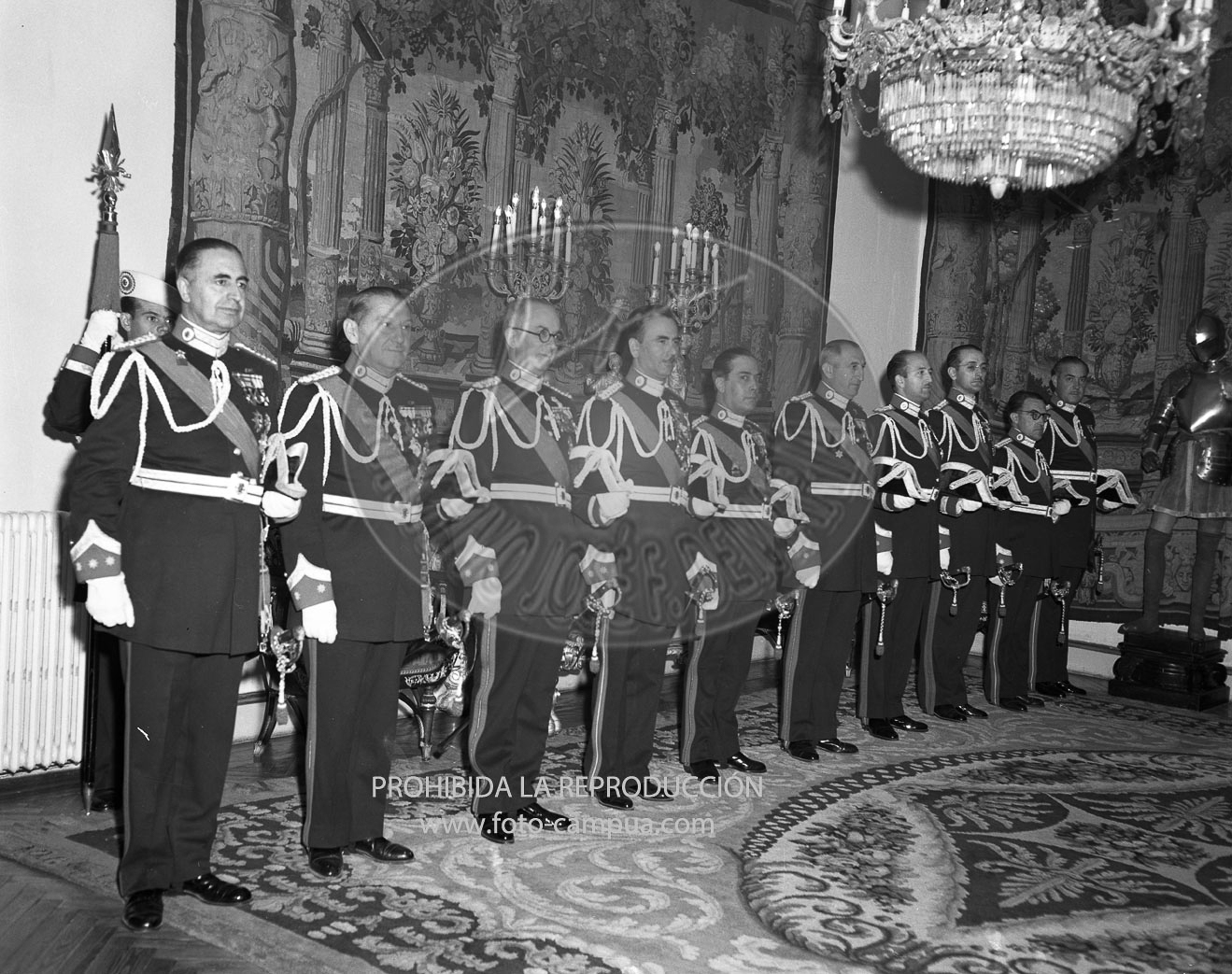 Franco con Arburua, Muñoz Grandes y los oficiales del Regimiento de Palacio