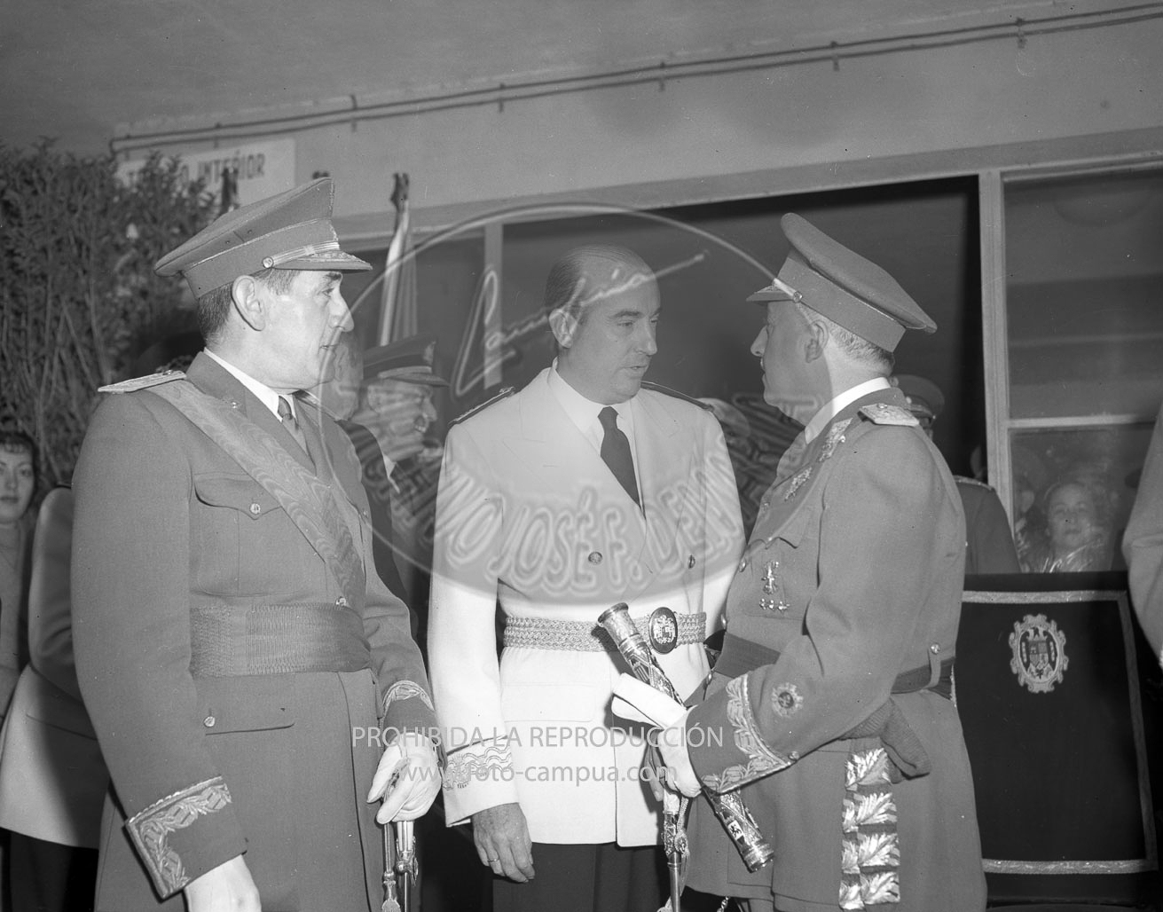 Franco con Arburua, Muñoz Grandes y los oficiales del Regimiento de Palacio