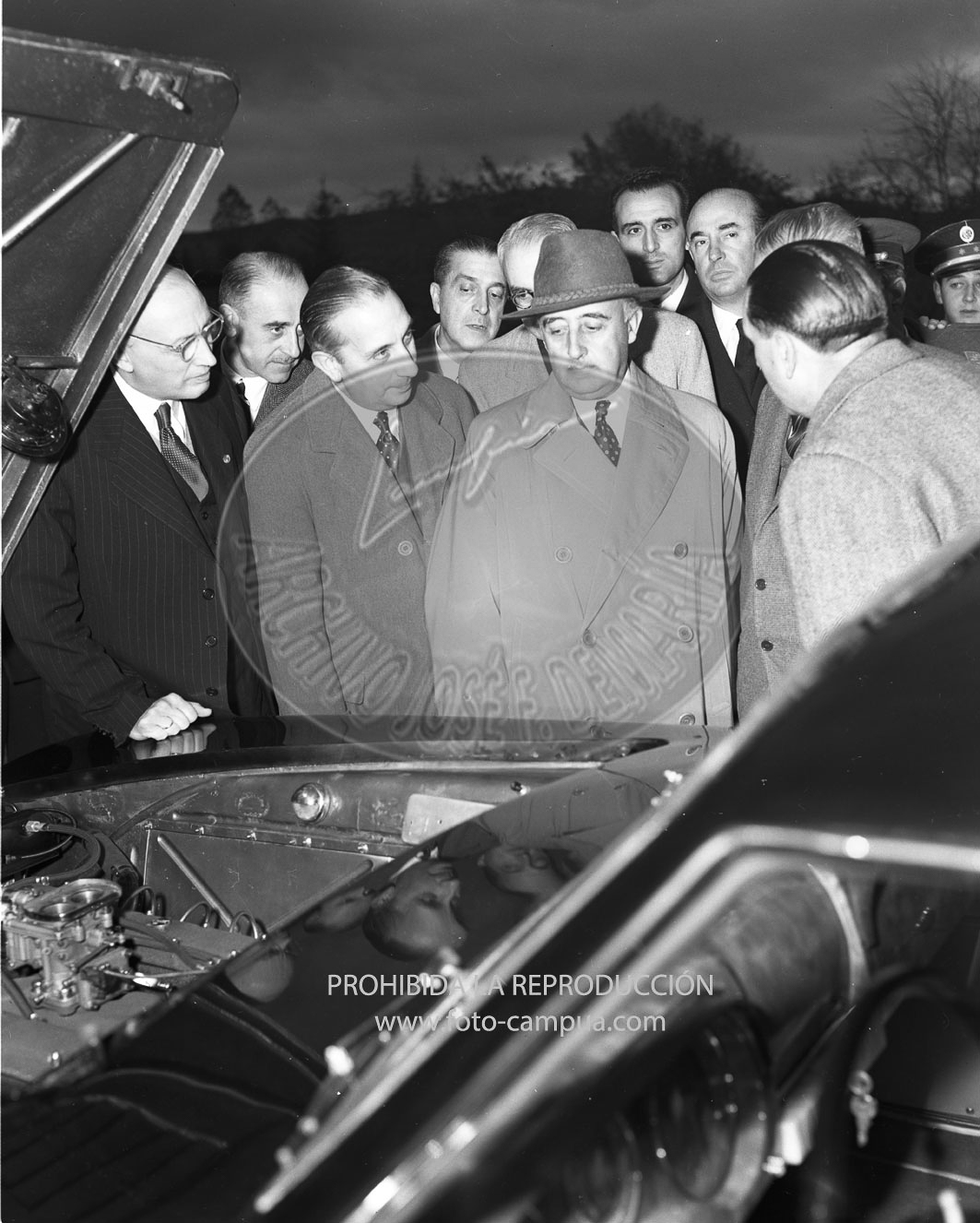 Los directores de Pegaso muestran a Franco el nuevo modelo Pegaso 102