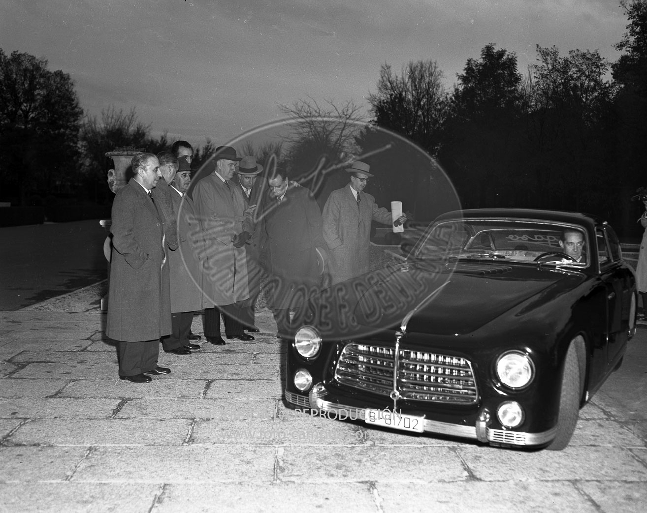 Los directores de Pegaso muestran a Franco el nuevo modelo Pegaso 102