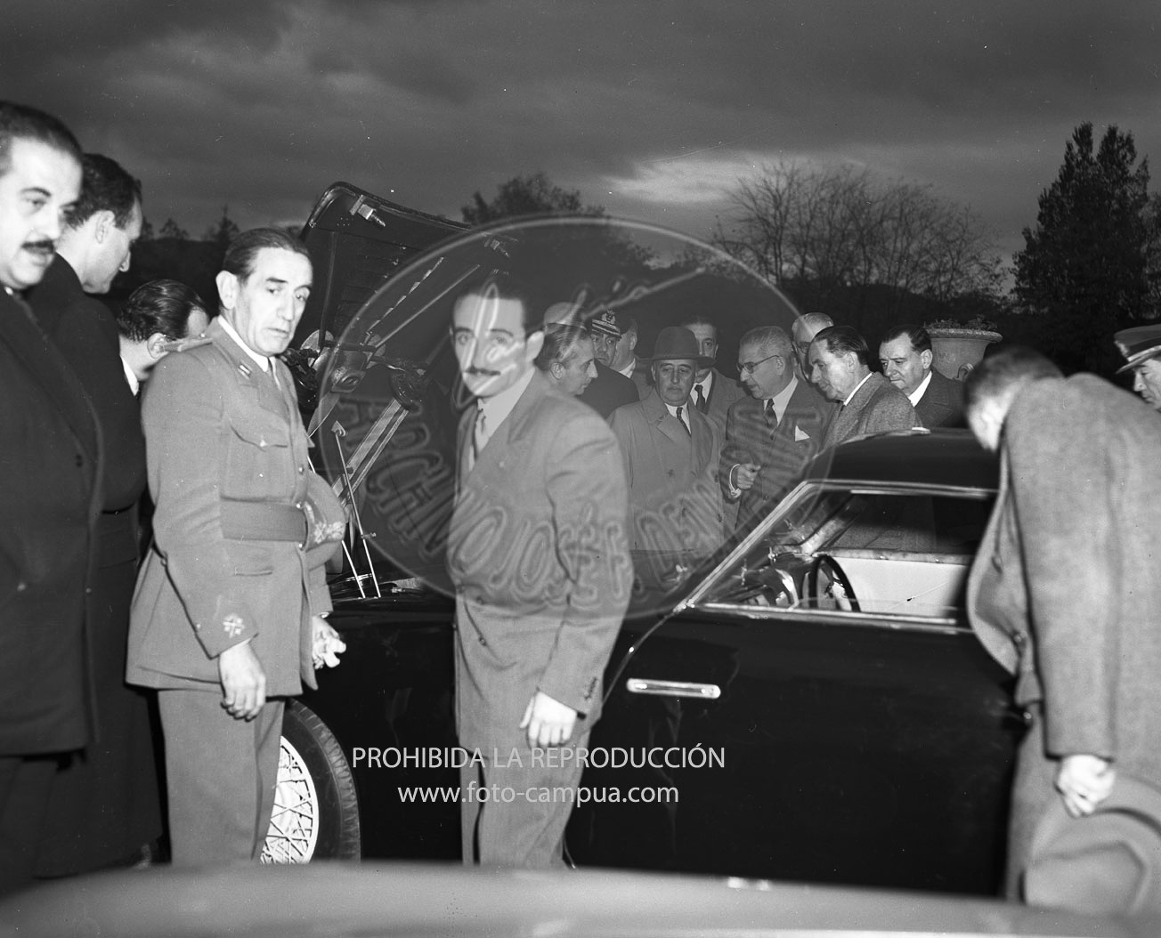 Los directores de Pegaso muestran a Franco el nuevo modelo Pegaso 102