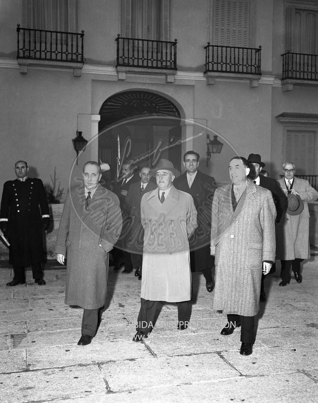 Los directores de Pegaso muestran a Franco el nuevo modelo Pegaso 102