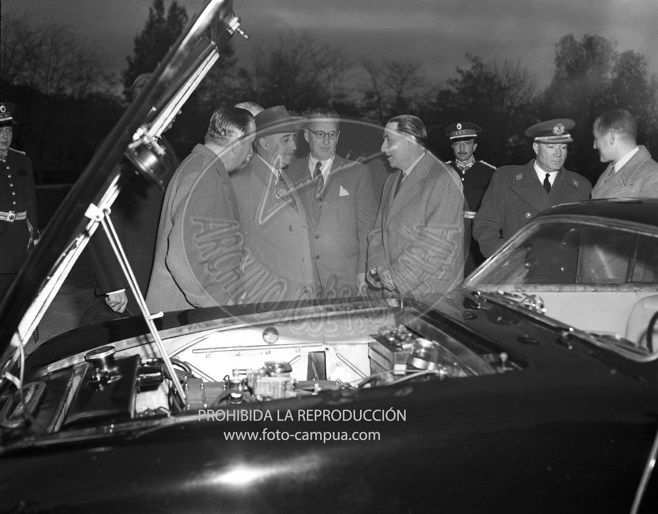 Los directores de Pegaso muestran a Franco el nuevo modelo Pegaso 102