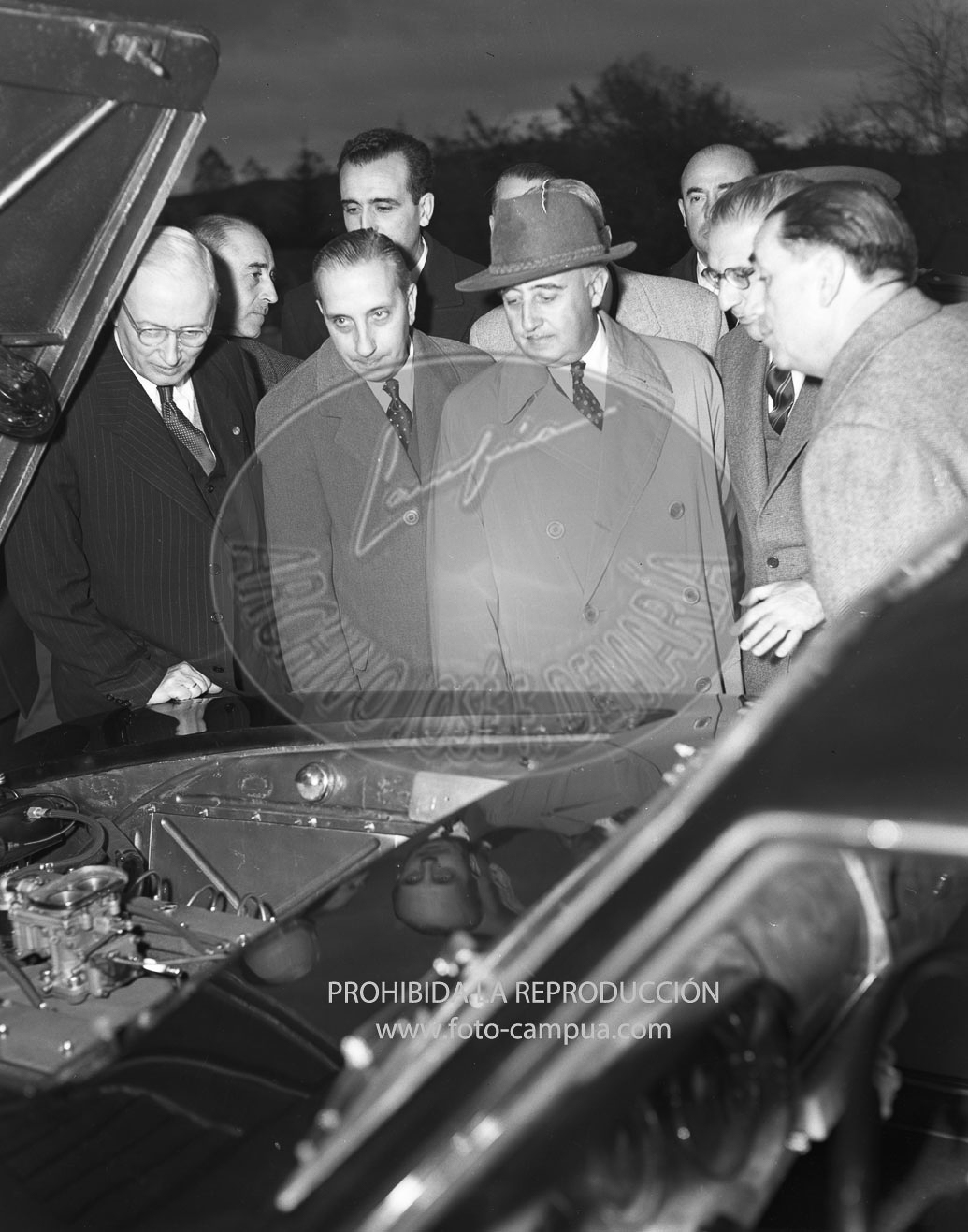 Los directores de Pegaso muestran a Franco el nuevo modelo Pegaso 102