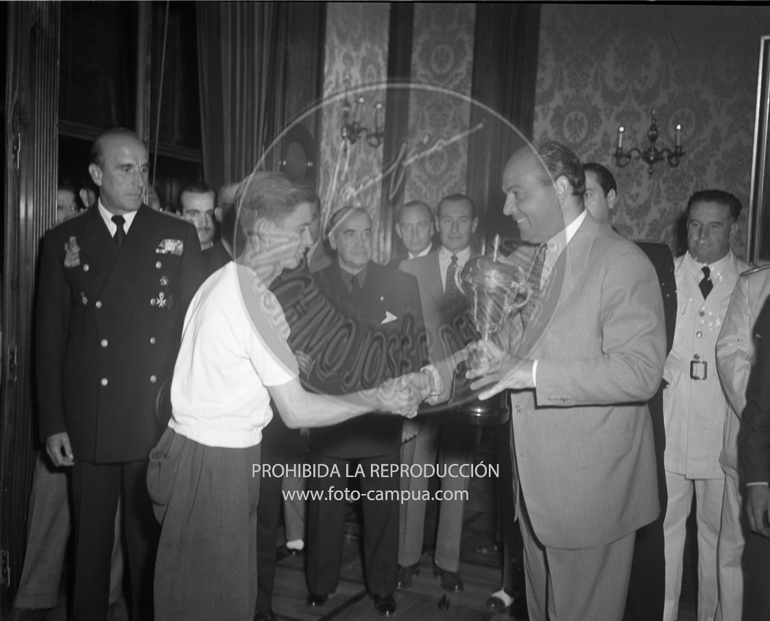 Entrega de trofeos regatas de San Sebastian 1952