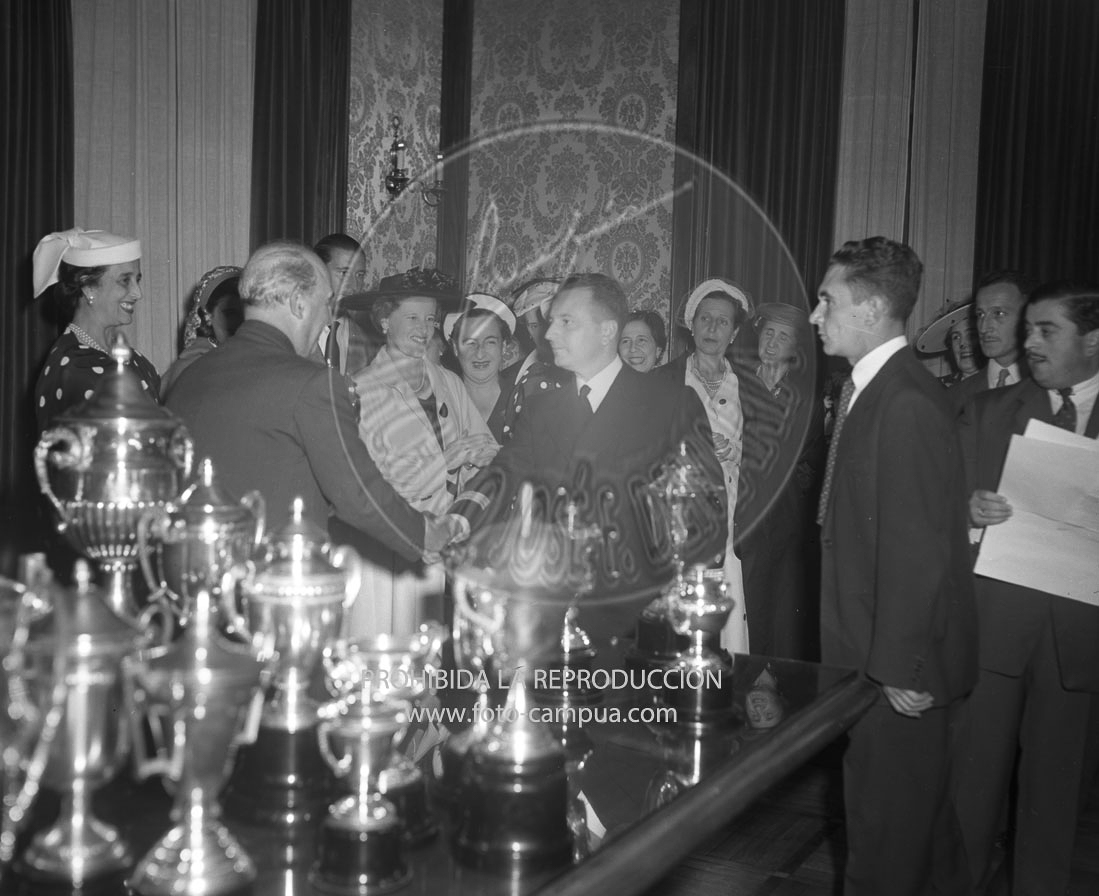 Entrega de trofeos regatas de San Sebastian 1952