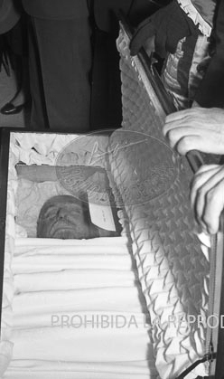 Llegada a Barajas de los restos mortales de Juan Ramón Jimenez