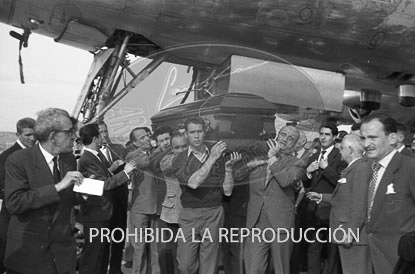 Llegada a Barajas de los restos mortales de Juan Ramón Jimenez