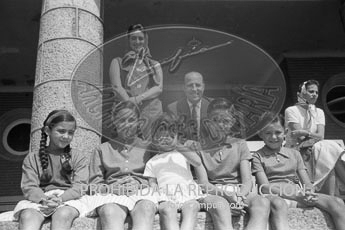 Franco y Dª Carmen llegan al Club Náutico de San Sebastián.