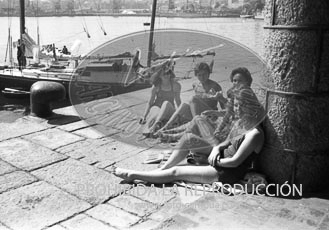 Franco y Dª Carmen llegan al Club Náutico de San Sebastián.