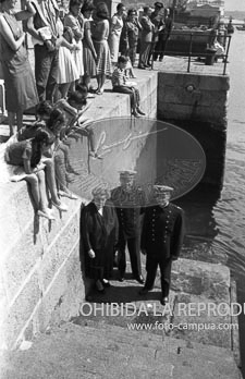 Franco y Dª Carmen llegan al Club Náutico de San Sebastián.