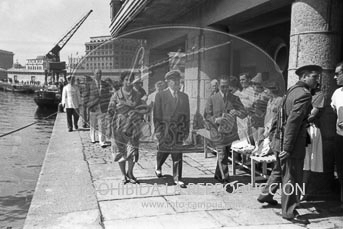 Franco y Dª Carmen llegan al Club Náutico de San Sebastián.
