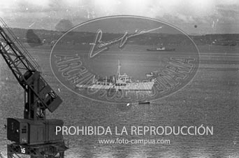 Franco y Dª Carmen llegan al Club Náutico de San Sebastián.